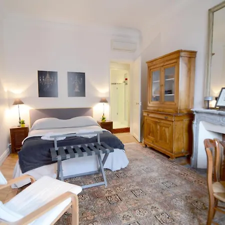 Champs Elysees Apartmán *